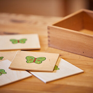 Holzkärtchen mit Schmetterlingen in verschiedenen Größen