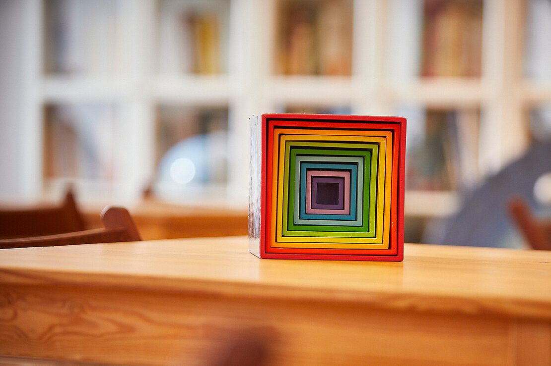 Bunte Stapelwürfel im Klassenzimmer