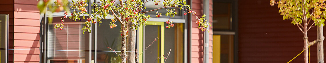 Fassade des Schulgebäudes der Montessori Schule Biberkor